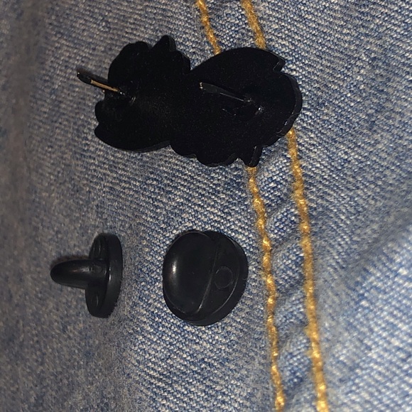 1 in stock!  🌺 Feminist Sash and Roses Lapel Pin! - Picture 4 of 10